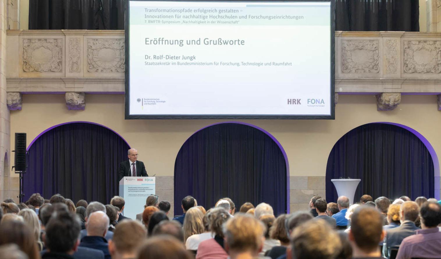 Staatssekretär Dr. Rolf-Dieter Jungk, BMFTR, eröffnet das Symposium „Nachhaltigkeit in der Wissenschaft“