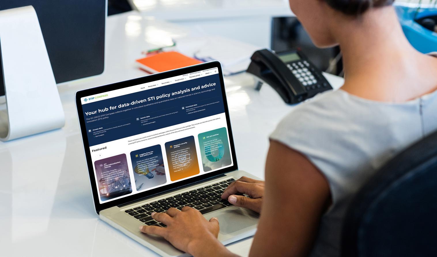 Frau vor Laptopbildschirm mit STIP-Compass