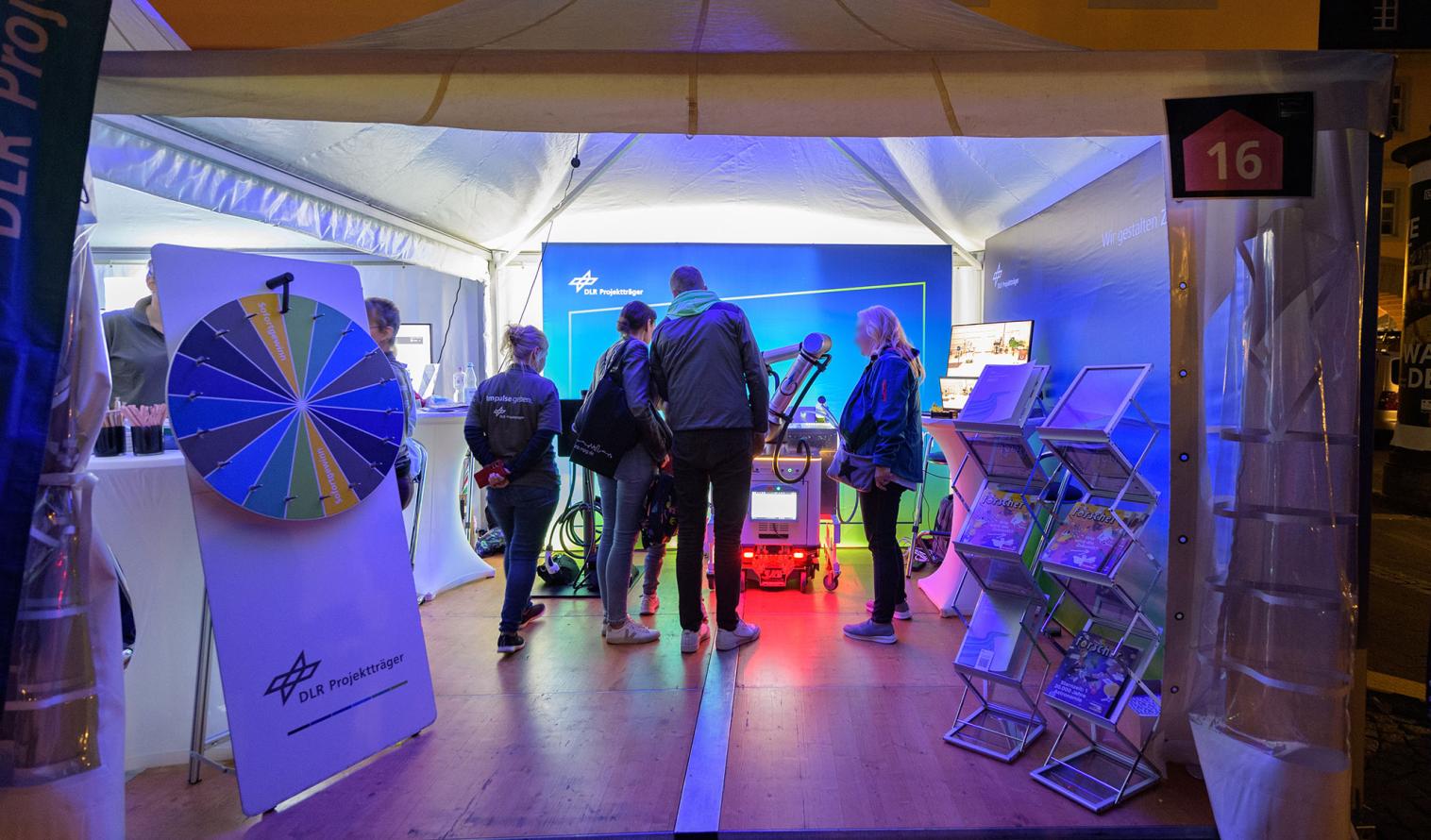 Stand des DLR Projektträgers auf der 14. Bonner Wissenschaftsnacht 2024