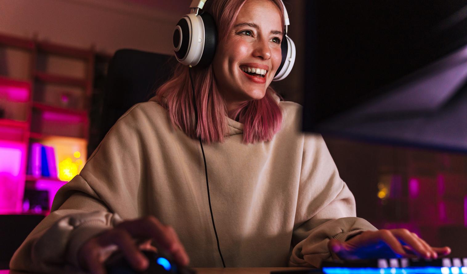 Frau spielt an einem Computer