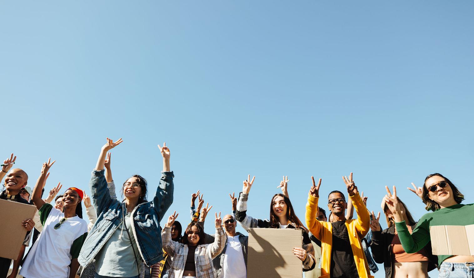 Personen unterschiedlicher Herkunft auf einem Protestmarsch