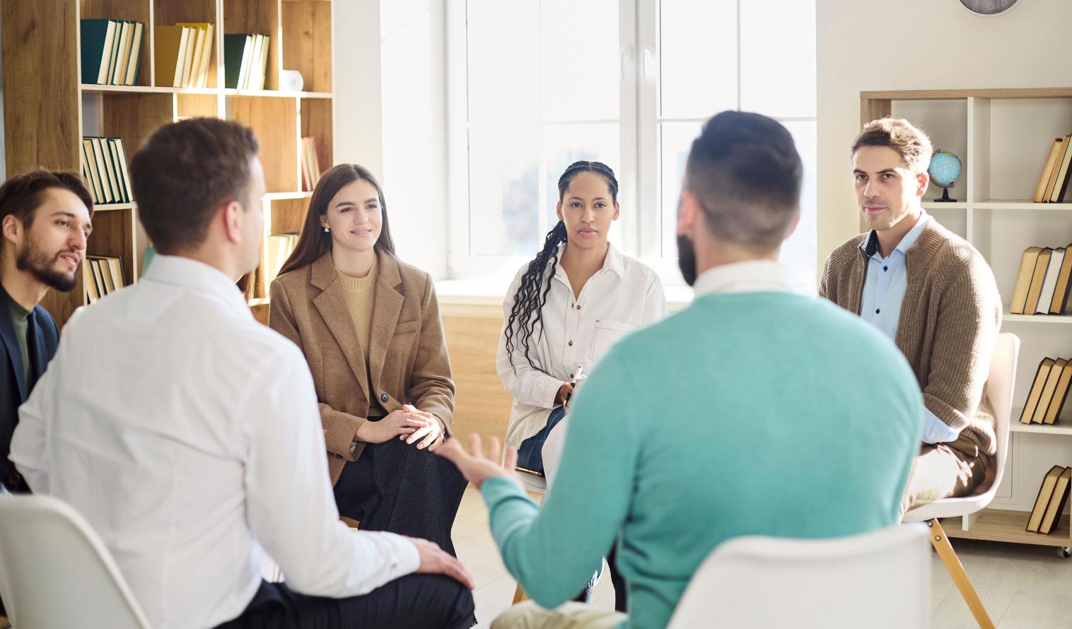 Personen bei einer Gruppentherapie