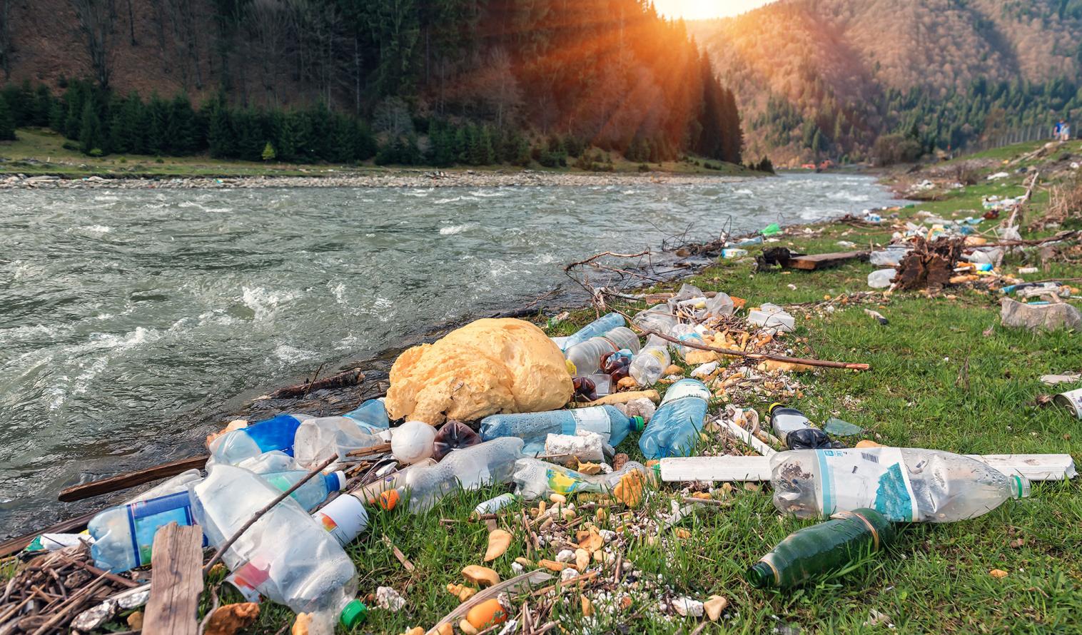 Plastikmüll am Flussufer