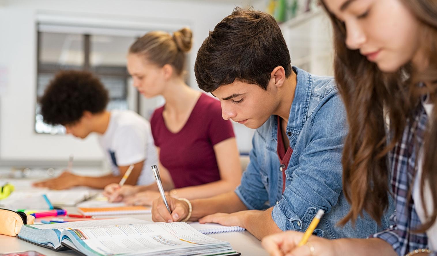 Schülerinnen und Schüler bei einer Prüfung im Klassenraum