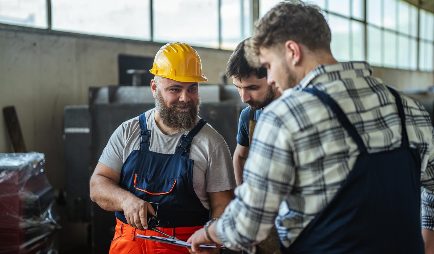Handwerker in einer Werkstatt