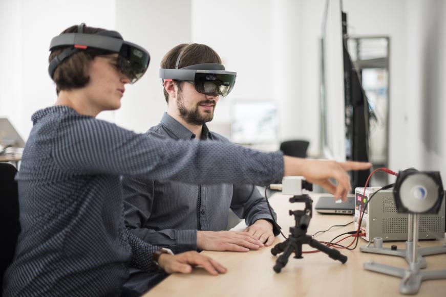 Zwei Menschen mit jeweils einer VR Brille