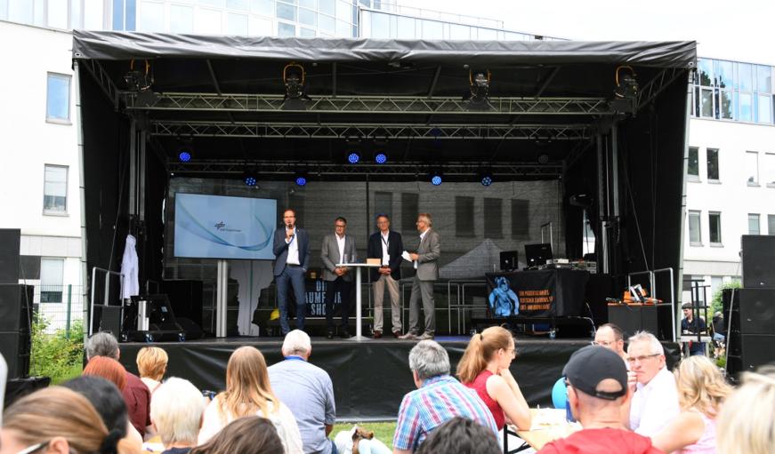 Klaus Uckel spricht auf der Bühne vor dem Publikum.