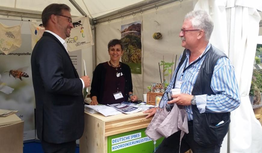 Dr. Mariam Akhtar-Schuster und Prof. Dr. Josef Settele im Gespräch mit BMU-Staatssekretär Florian Pronold.