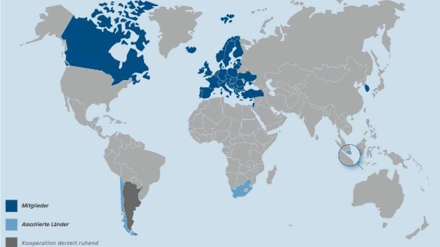 Karte mit 43 Ländern und der Europäischen Kommission
