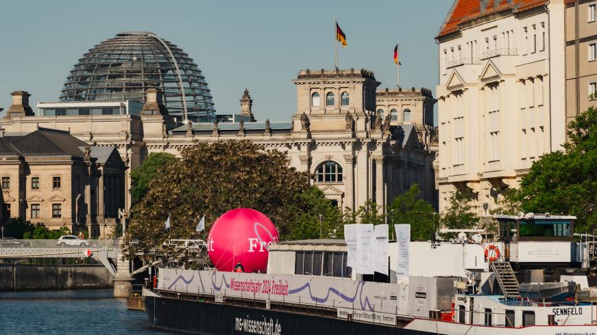 The “MS Wissenschaft” at the first mooring in the centre of Berlin