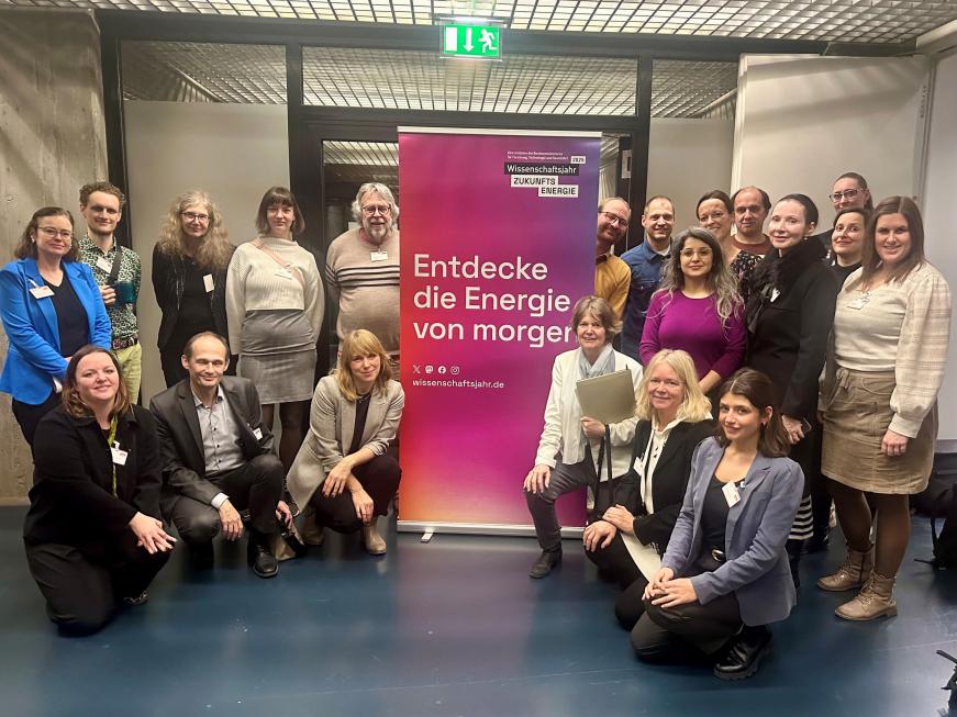 Teilnehmende des Vernetzungstreffens der Förderprojekte im Wissenschaftsjahr 2025 sowie Mitarbeitende des DLR Projektträgers und BMFTR