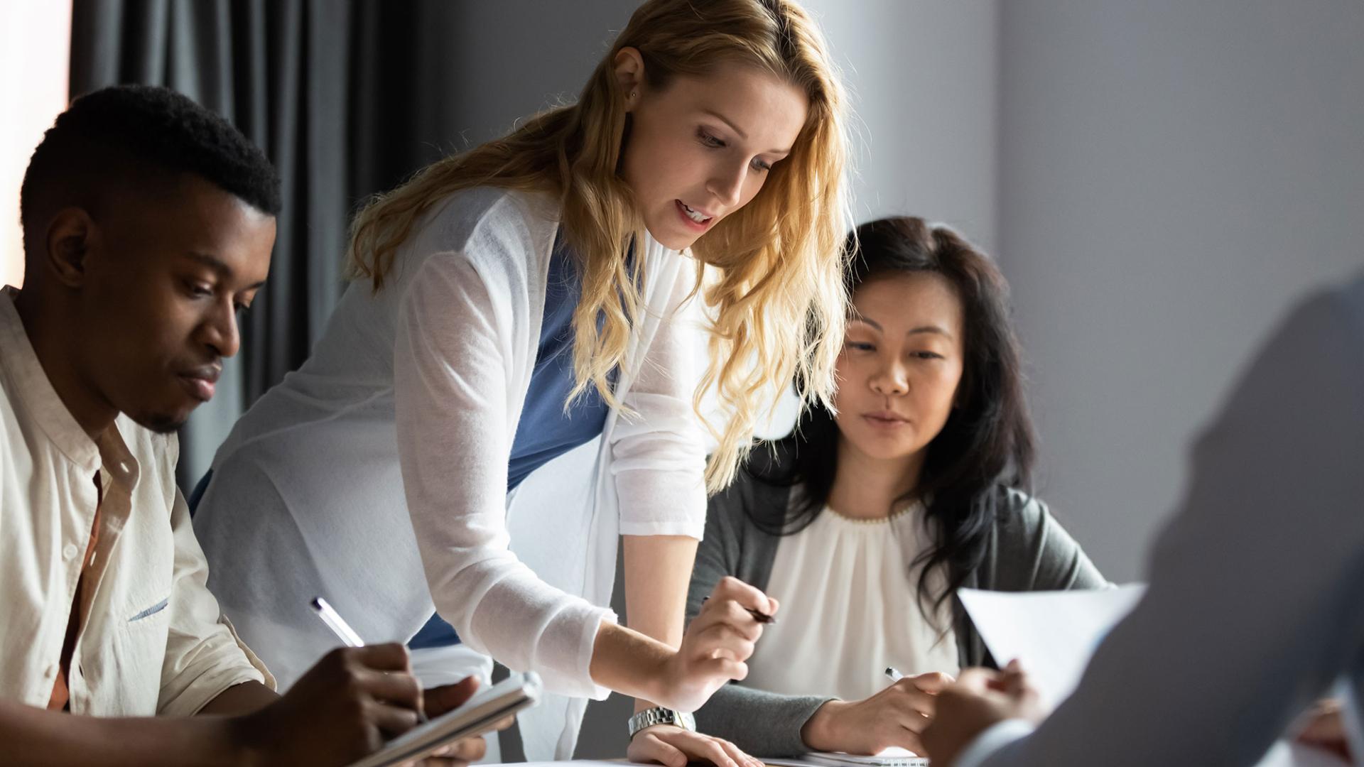 Mehrere Personen an einem Tisch analysieren Dokumente