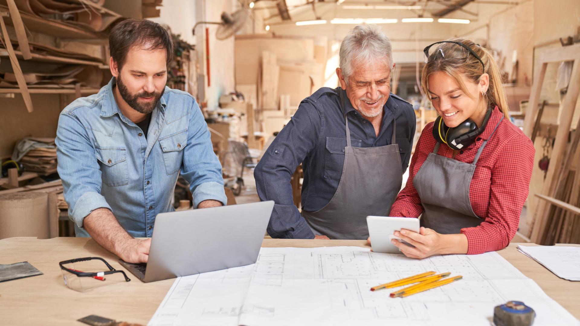 Personen arbeiten zusammen