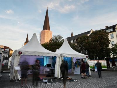 Zeltstadt mit Ständen auf dem Münsterplatz in Bonn