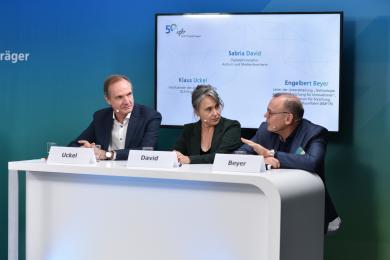 Klasu Uckel, Sabria David und Engelbert Beyer sprechen auf dem Podium der 50 Veranstaltung 50 Jahre DLR Projektträger