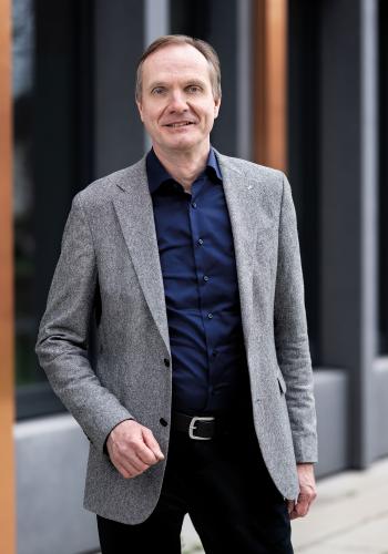 Klaus Uckel steht vor einem Bürogebäude