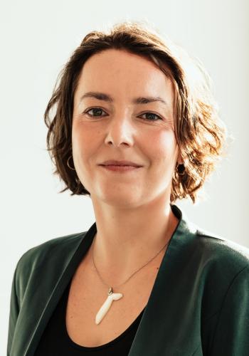 Portraitbild von Juliane Lukas Mitarbeiterin DLR Projektträger Foto: © Sunny SchneiderSunny Schneider