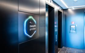 Leuchttafel DLR Projektträger am Eingang